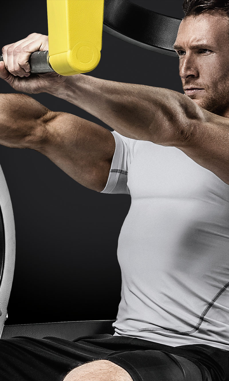 Άτομο χρησιμοποιεί την Pure Strength Chest Press Machine της Technogym σε γυμναστήριο