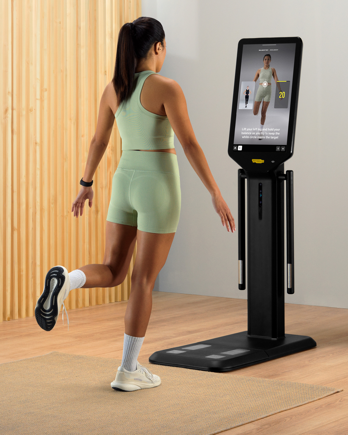 Άτομο κάνει το τεστ ισορροπίας Technogym Checkup